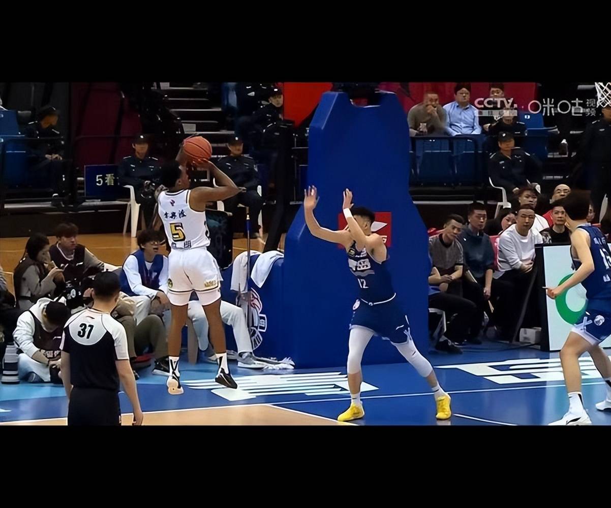 包含塞维利亚迎CBA常规赛关键赛，赛后刷新队史纪录，气氛紧张，临场指挥获称赞的词条-满冠网址