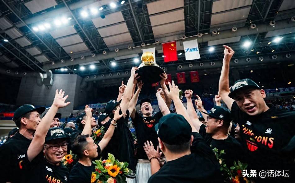 包含塞维利亚迎CBA常规赛关键赛，赛后刷新队史纪录，气氛紧张，临场指挥获称赞的词条