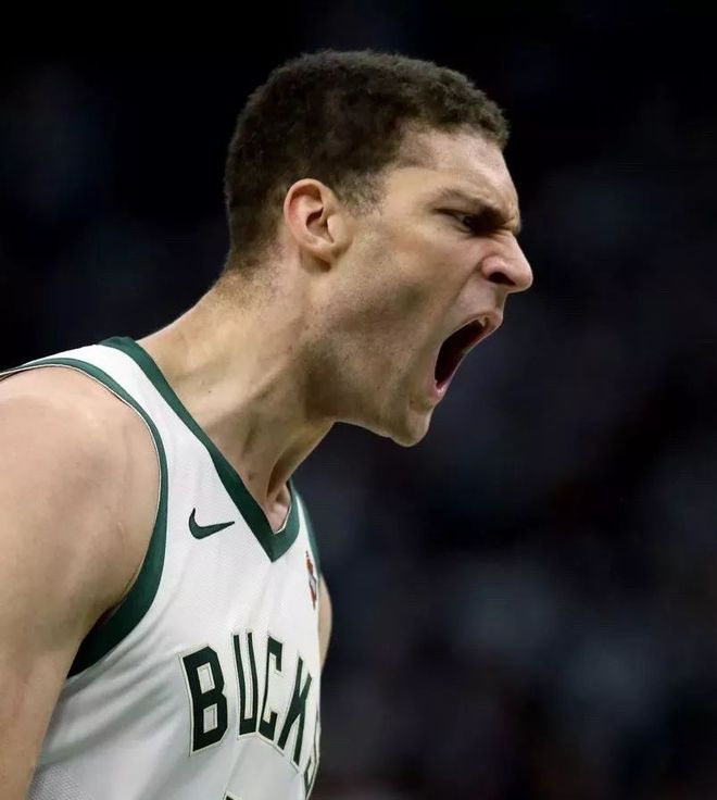 那不勒斯训练开放日，清晨手感冰凉引欢呼，欧篮联在即，年轻球员得到机会的简单介绍